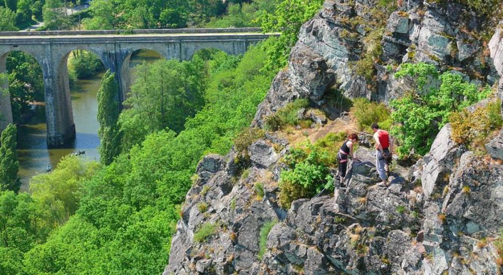 Готель Camping Des Rochers Des Parcs Клесі Екстер'єр фото